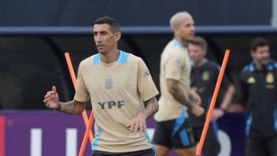 El futbolista rosarino fue titular en el partido con Canadá.