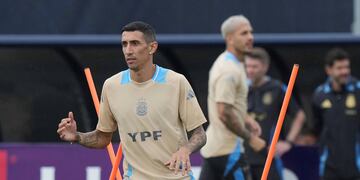 El futbolista rosarino fue titular en el partido con Canadá.