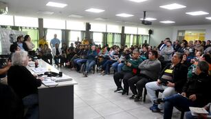 Suoem. Reunión general de delegados en la sede del gremio para determinar los pasos a seguir. (Ramiro Pereyra / La Voz)