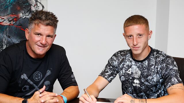 "El Colo" Barinaga y el presidente de Belgrano Luis Artime en la firma de la extensión del contrato. (Prensa Belgrano)
