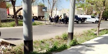 Tras el choque, el camión le pasó por arriba al motociclista y le aplastó la cabeza.
