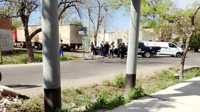 Tras el choque, el camión le pasó por arriba al motociclista y le aplastó la cabeza.