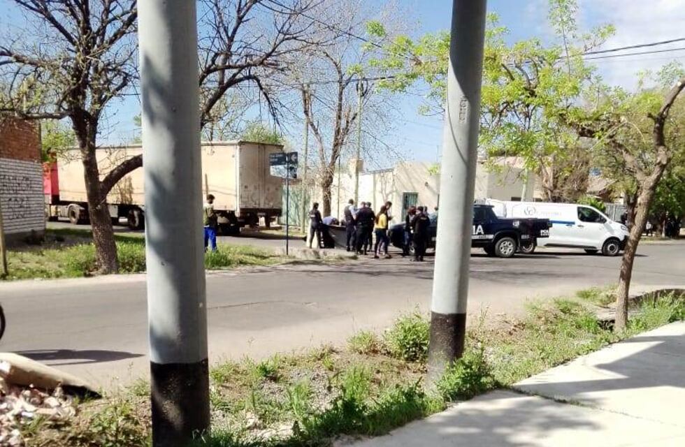 Motociclista chocó con un camión y murió aplastado