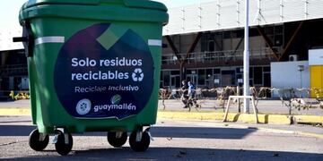 Uno de los tantos contenedores colocados en los laterales de la Terminal Mendoza para residuos reciclables. Gentileza MG