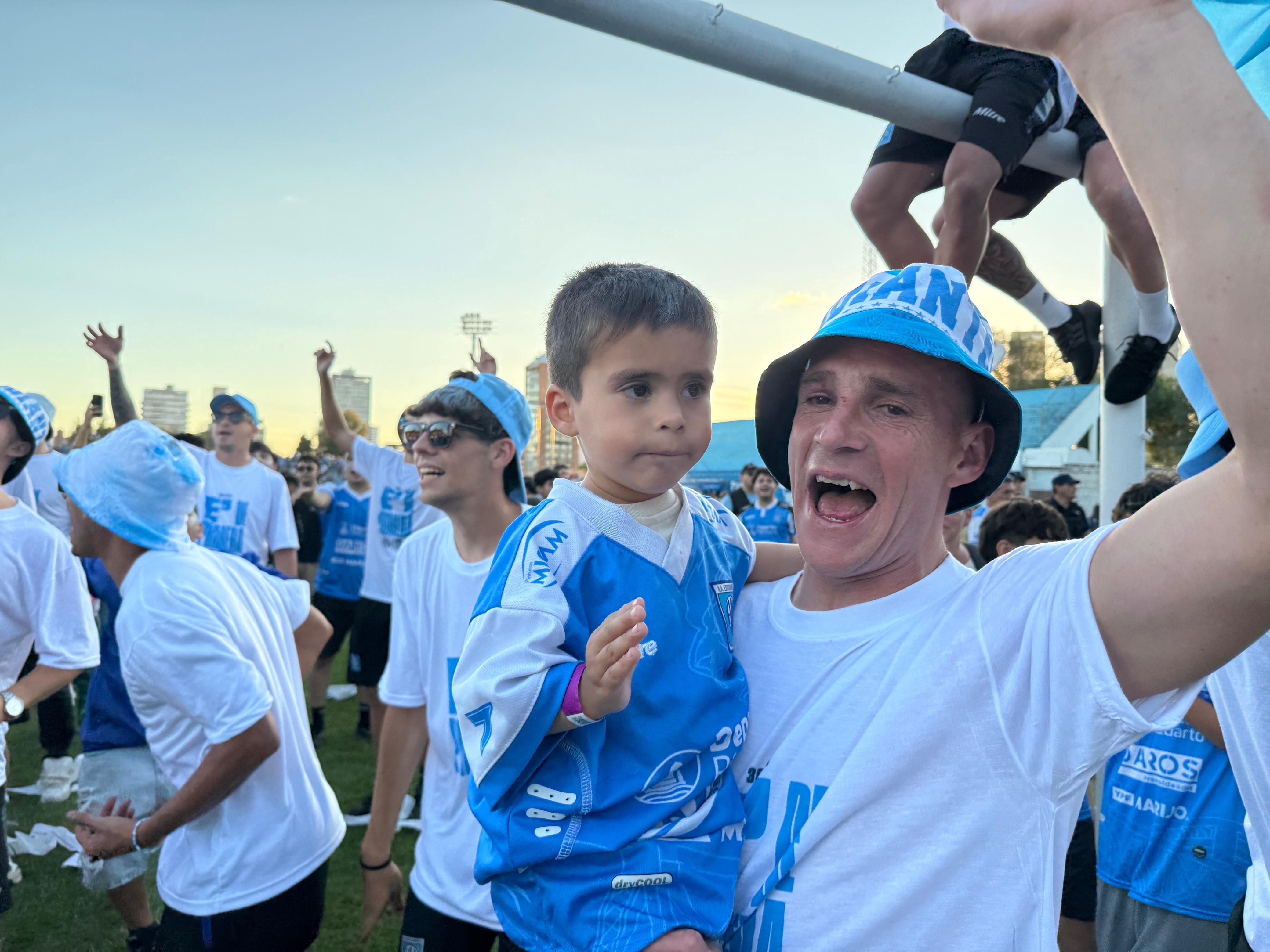 Festejos de los jugadores de Estudiantes de Rio Cuarto por el ascenso a la Primera División del Fútbol Argentino en la cancha de Rio Cuarto.