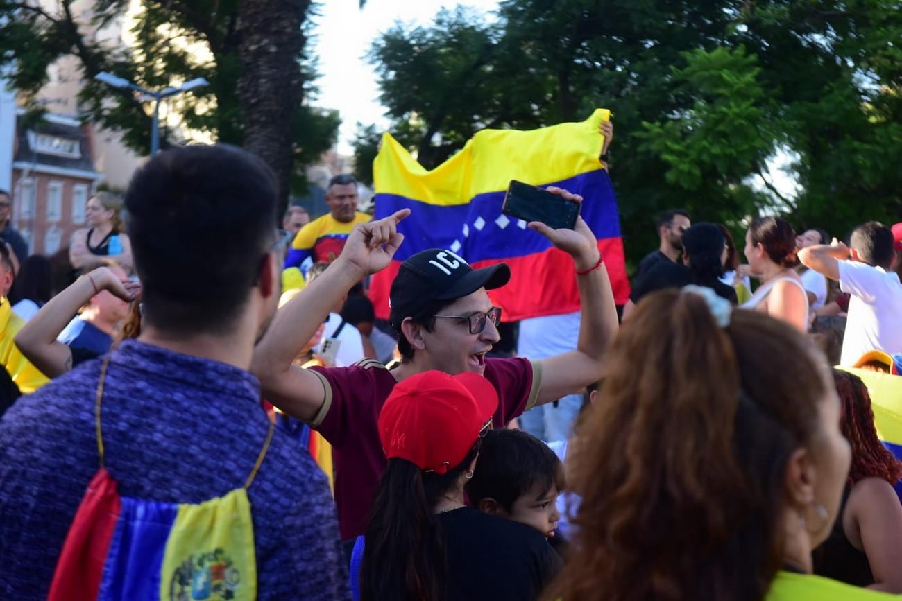 Venezolanos en Córdoba se reunieron en Plaza España para festejar la detención de Nicolás Maduro.  (Jorge Peñaranda / La Voz)