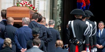 Familiares y gente cercana acompaña el ataúd del primer ministro italiano, Silvio Berlusconi, durante su funeral de Estado en la catedral de Milán, Italia, el 14 de junio de 2023. (Claudio Furlan/LaPresse vía AP)