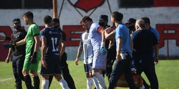 El arquero Cristian Correa de Tristán Suárez en el momento que era atendido y trasladado a un hospital de Maipú.