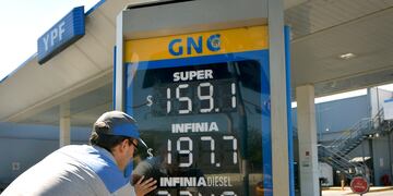 El sector de la refinación en su conjunto decidió postergar la aplicación del aumento en el precio de los combustibles, del 4% en enero. Foto: Orlando Pelichotti / Los Andes