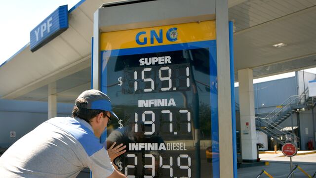 El sector de la refinación en su conjunto decidió postergar la aplicación del aumento en el precio de los combustibles, del 4% en enero. Foto: Orlando Pelichotti / Los Andes