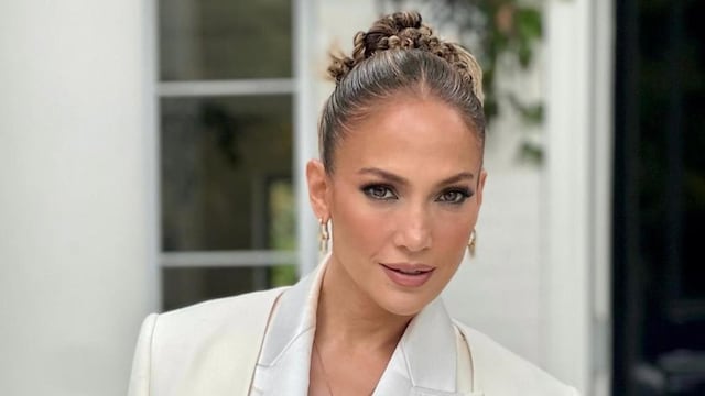 Jennifer López apareció con un vestido transparente en la premiere de su película.