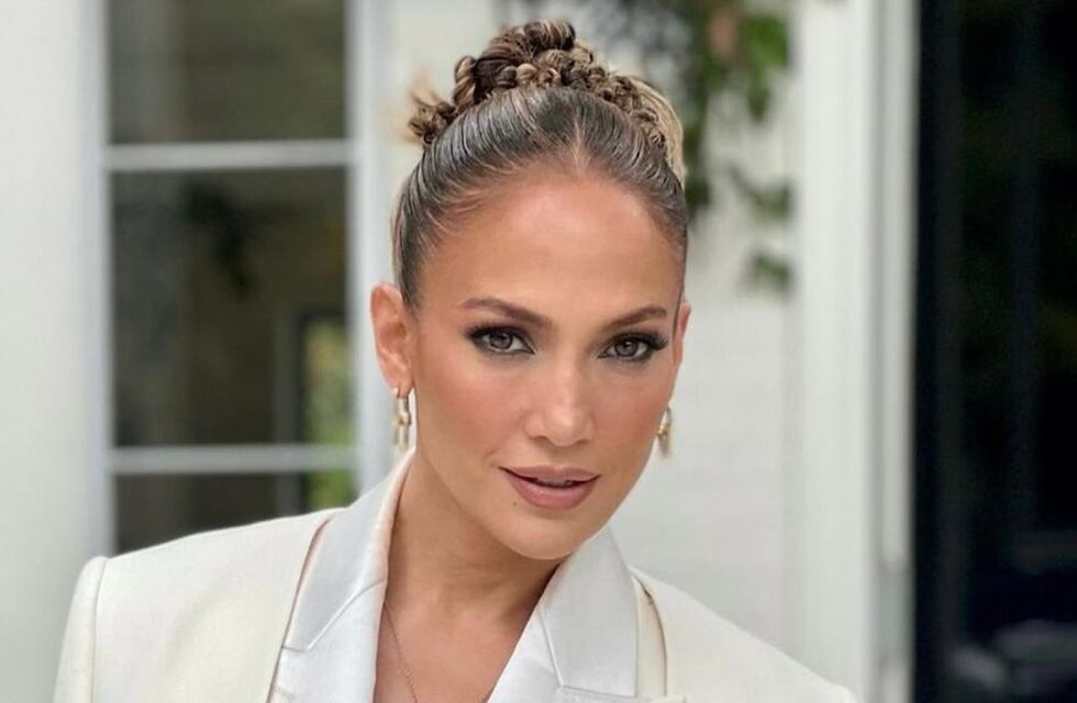 A los 53, Jennifer Lopez se atreve a un maxivestido transparente lo combina con un body cavado