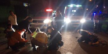 Dos jóvenes chocaron contra un auto