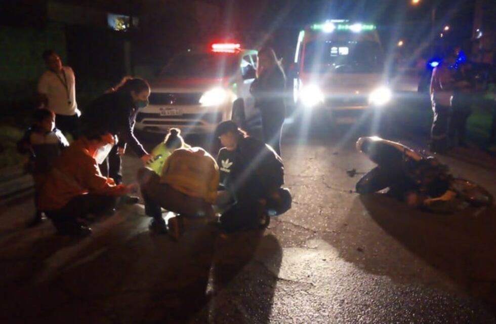 Dos jóvenes iban en moto y chocaron contra un auto estacionado