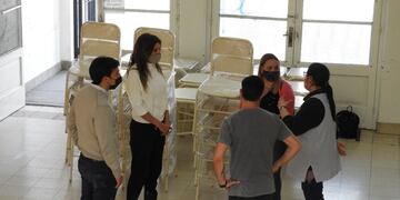 Comenzó la entrega de mobiliario a escuelas de Coronel