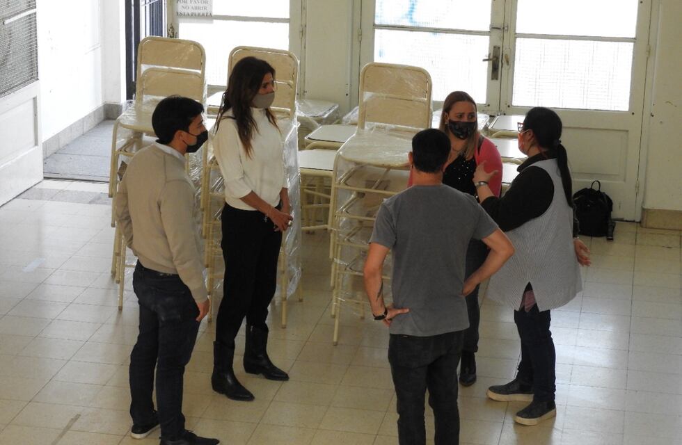 Entregaron mesas individuales y sillas en escuelas