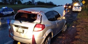 Un policía perdió el control de su coche y volcó en Valle Hermoso.