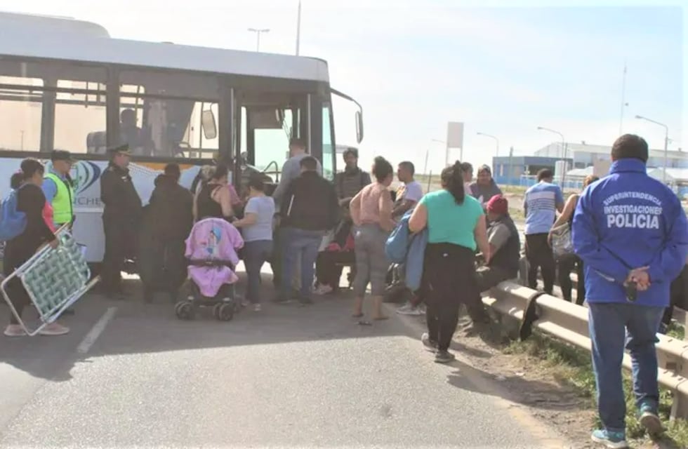Un funcionario de Neuquén viajó en un colectivo tomado por unos manifestantes