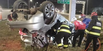 Tumbaron su auto, impactaron con el guardarraíl y un hombre falleció a raíz del impacto.