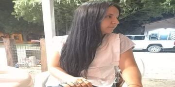 Karen con su uniforme de maestra. (Foto Captura Facebook Karen Castillo).