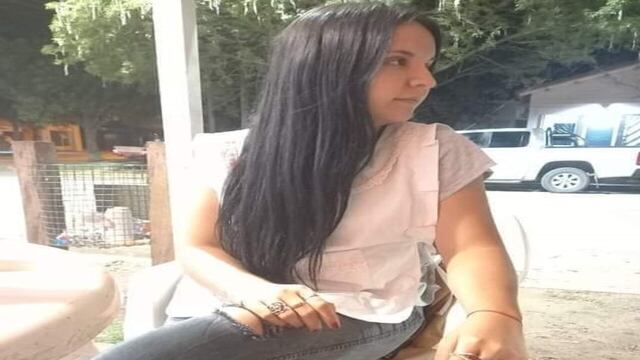 Karen con su uniforme de maestra. (Foto Captura Facebook Karen Castillo).