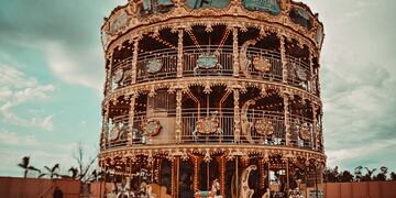 La calesita abrirá en el parque temático.