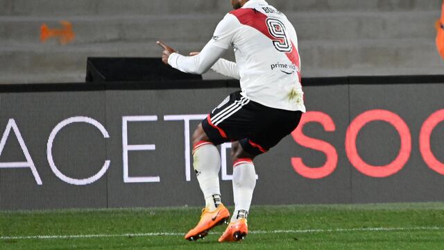 Miguel Borja metió los dos goles de River ante Estudiantes. Foto: @RiverPlate