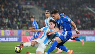 El defensor de Talleres, Santiago Fernández, ante Italia. Volvió y está a las órdenes de Carlos Tevez (Prensa AFA).
