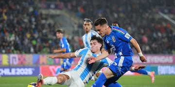 El defensor de Talleres, Santiago Fernández, ante Italia. Volvió y está a las órdenes de Carlos Tevez (Prensa AFA).
