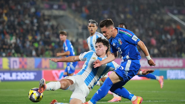 El defensor de Talleres, Santiago Fernández, ante Italia. Volvió y está a las órdenes de Carlos Tevez (Prensa AFA).