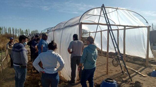 Los alumnos de la escuela de La Llave avanzan con el invernadero en donde producirán hortalizas con la técnica de la hidroponia.