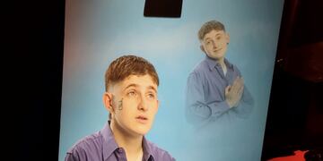 Dillom presentó su nuevo álbum “Post mortem” con una ceremonia fúnebre.