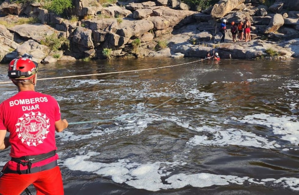 Tenso momento: así rescataron a 20 personas por la creciente del río en Mina Clavero