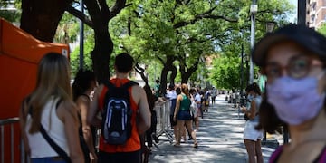 Testeos en la ex plaza Vélez Sarsfield, en Córdoba, ante la preocupación por la variante Ómicron (José Gabriel Hernández / La Voz).