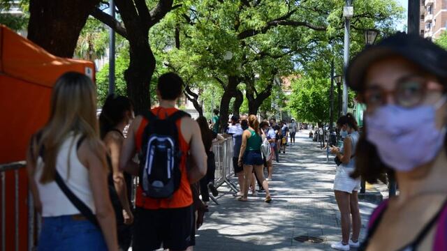 Testeos en la ex plaza Vélez Sarsfield, en Córdoba, ante la preocupación por la variante Ómicron (José Gabriel Hernández / La Voz).