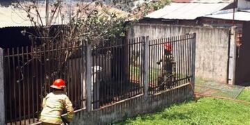 Incendio consumió una vivienda en Puerto Iguazú.
