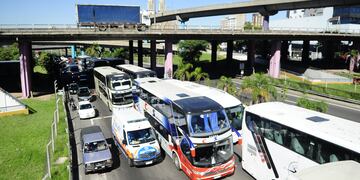 Protesta de empresas turísticas en la avenida 9 de Julio. Foto: Clarín.