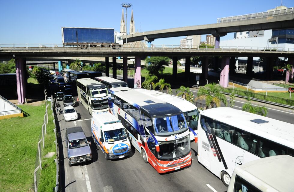 Choferes de larga distancia protestaron en la 9 de Julio contra las restricciones vigentes
