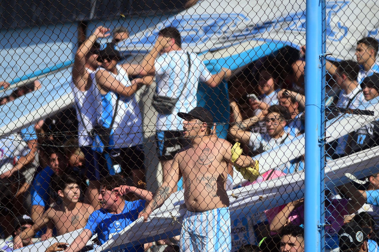 Racing de Nueva Italia  recibe a Gimnasia y Tiro de Salta por la fecha 34 del torneo en el estadio Miguel Sancho.  (José Gabriel Hernánez / La Voz)