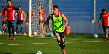 Tobías Ostchega tendría una nueva oportunidad marcando la punta izquierda en Belgrano (Nicolás Bravo/Archivo).