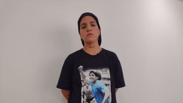 Eugenia Laprovittola, la joven que dice ser la hija de Maradona, le entregó un cuadro a Messi.