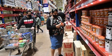 Haciendo las compras. (Foto: Marcelo Rolland)
