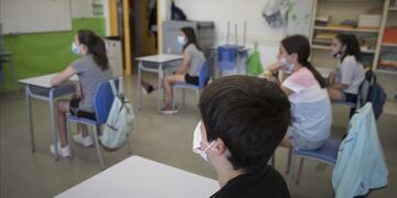 Estudiantes con barbijos y docentes privados