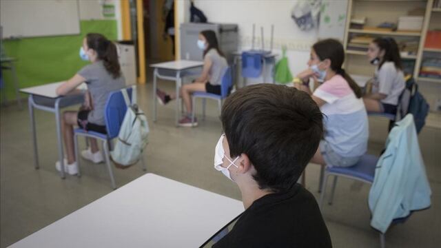 Estudiantes con barbijos y docentes privados