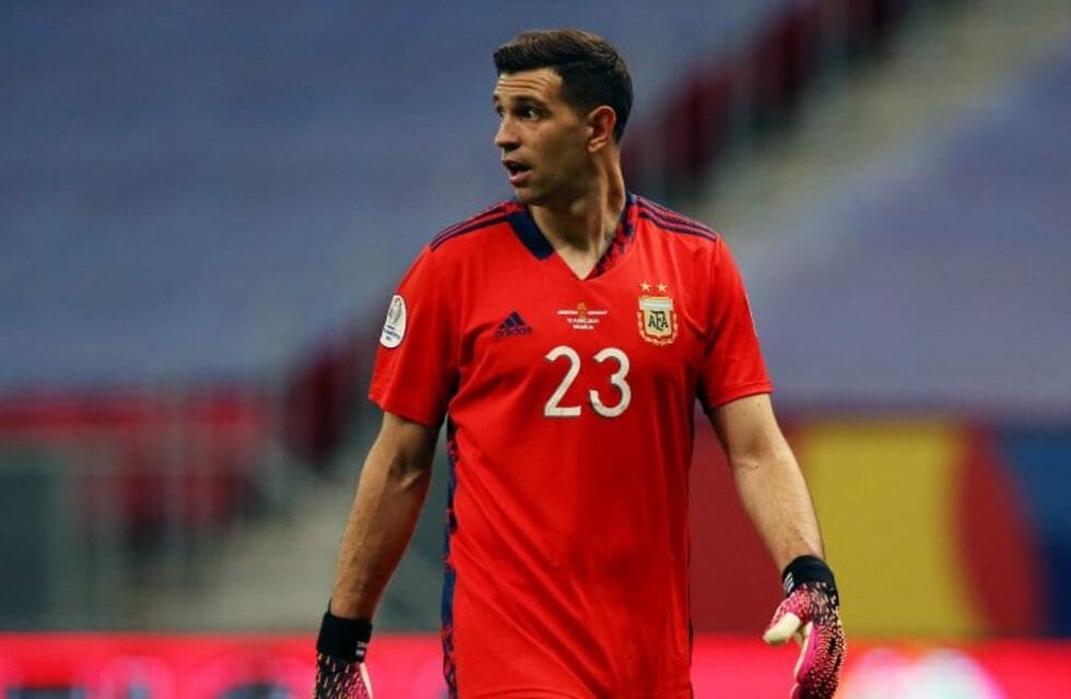 Emiliano Martínez finalmente pudo conocer a su hija, que nació durante la Copa América