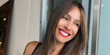 Desde un yate y como toda una capitana, Pampita posó con una microbikini bicolor.