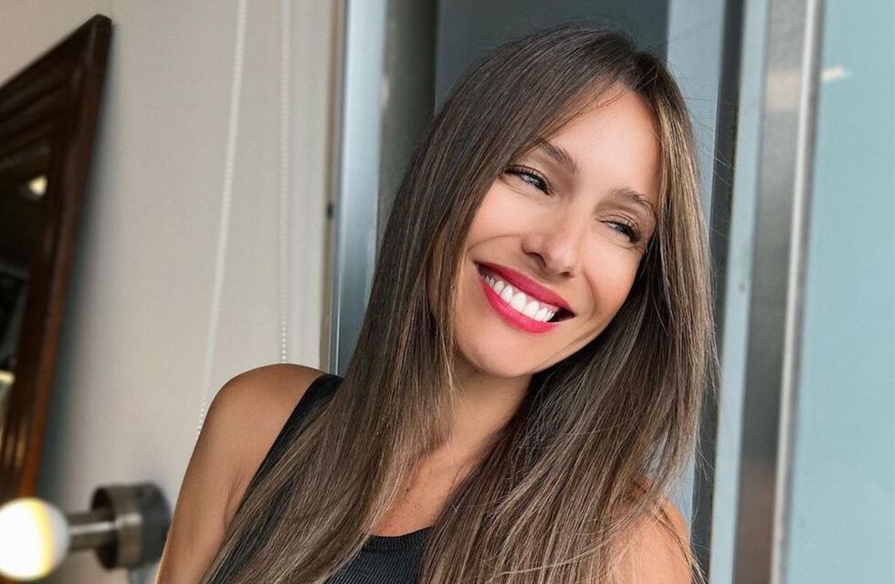 Desde un yate y como toda una capitana, Pampita posó con una microbikini bicolor