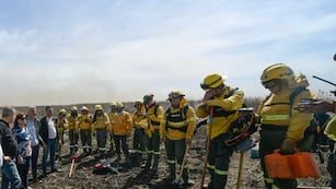 Roberto Mirabella con los bomberos que se encargan de apagar los fuegos en los humedales