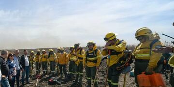 Roberto Mirabella con los bomberos que se encargan de apagar los fuegos en los humedales