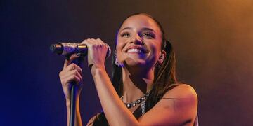 Al rojo vivo: Emilia Mernes desató la pasión en Instagram con un vestido infartante